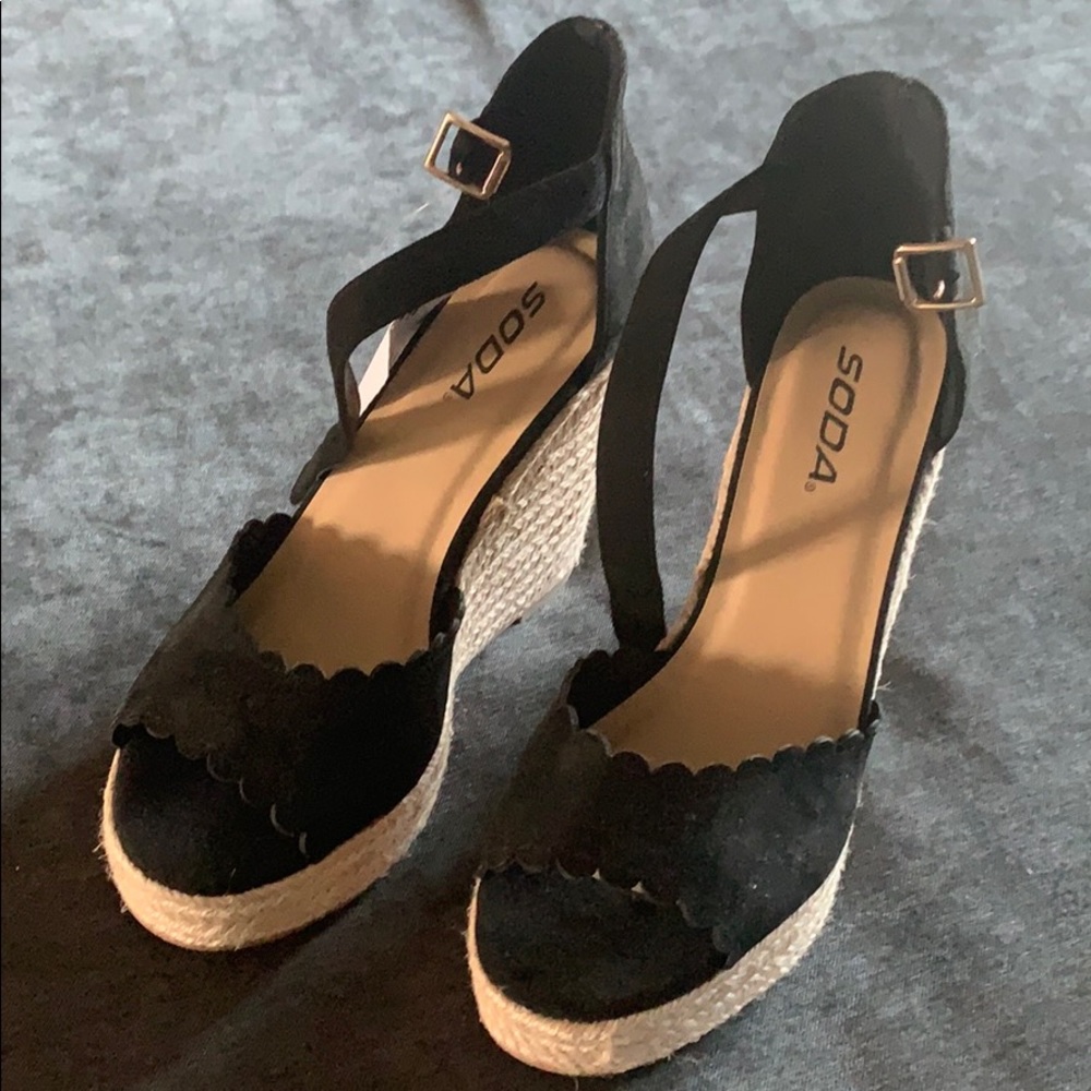 Black wedges